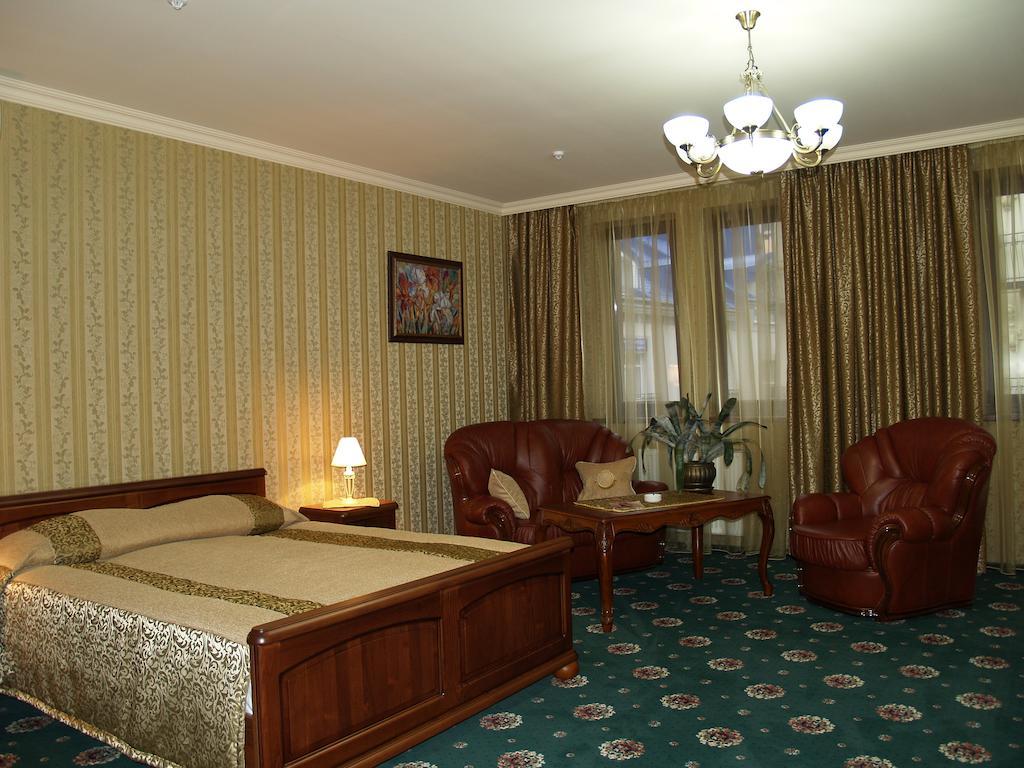 Atrium Hotel Ивано-Франковск Экстерьер фото
