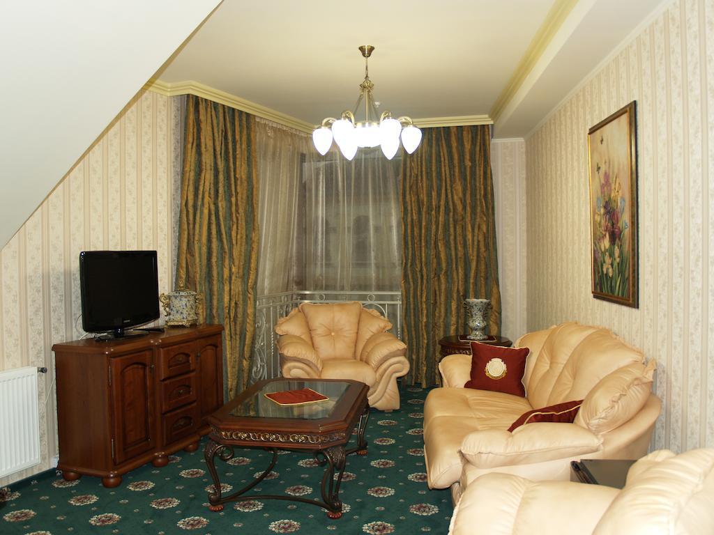 Atrium Hotel Ивано-Франковск Экстерьер фото